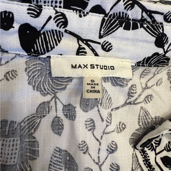 Max Studio Black & White print button up blouse. Women small. - Picture 2 of 8